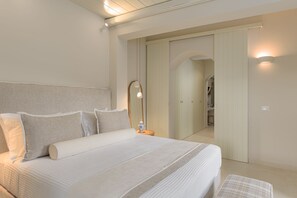 Queen Size Bedroom