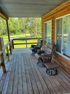 Cozy, Lake View Chalet