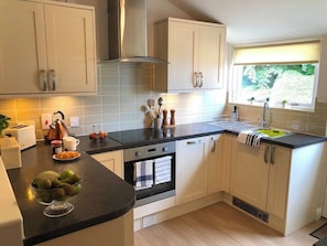 Well stocked kitchen with dishwasher and washing machine