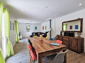 Salle à manger/salon climatisée. Vue depuis l'évier de la cuisine