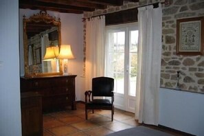 Bedroom 1 - Gite Les deux Coqs in Creuse