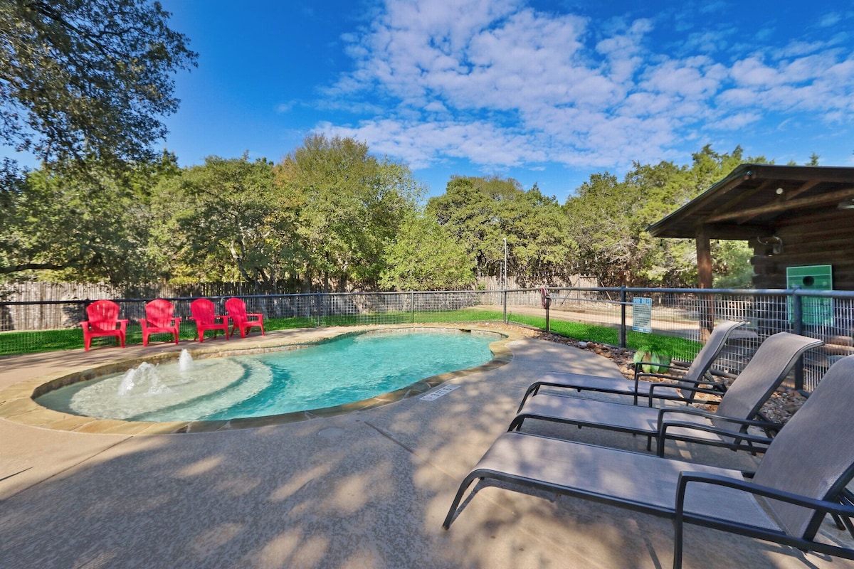 Resort Style Swimming Pool, Fire Pit, Grill, and Bocce Ball!