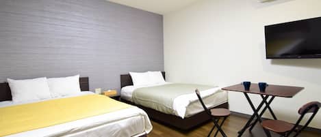[Room 301] Maximum occupancy is 4 people. Pets are allowed. ◇ 2 double beds. This room is recommended for those who want to relax in bed.