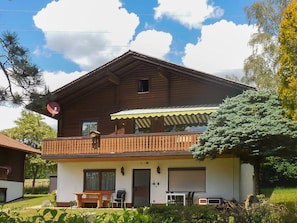 Pflanze, Wolke, Gebäude, Himmel, Eigentum, Fenster, Baum, Haus, Die Architektur, Holz