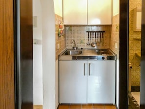 Eigentum, Zimmer, Cabinetry, Countertop, Möbel, Küche, Sinken, Interior Design, Fussboden, Gebäude