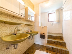 Zapfhahn, Sinken, Armatur, Bad Sink, Spiegel, Badezimmer, Interior Design, Die Architektur, Holz, Fussboden