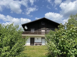 Wolke, Gebäude, Pflanze, Himmel, Fenster, Haus, Grundstueck, Baum, Gras, Hütte
