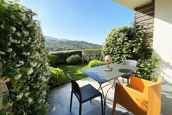 Terrazza coperta e giardino