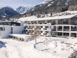 Bâtiment, Neige, Jour, Propriété, Montagne, Ciel, Fenêtre, Pente, Gelé, Maison