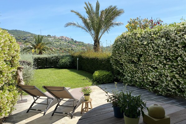 Terrazza e giardino davanti a soggiorno