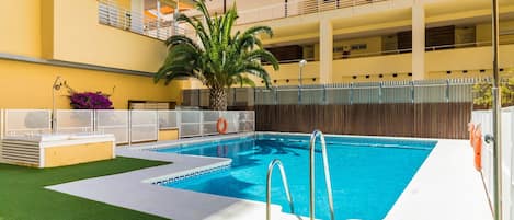 Edificio, Planta, Cielo, Piscina, Agua, Azur, Sombra, Mueble Para Exteriores, Silla, Casa