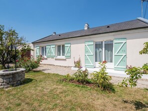 Pflanze, Himmel, Gebäude, Fenster, Haus, Hütte, Grundstueck, Tür, Gras, Baum