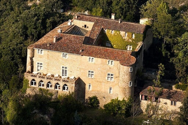 Corps du Château, vue aérienne des falaises....