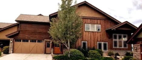 Front Entrance with 2 car garage + parking for 2 cars in driveway.