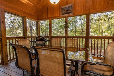 The Explorers Cabin 1 bed 1.5 bath near Branson & Silver Dollar City Sleeps 4