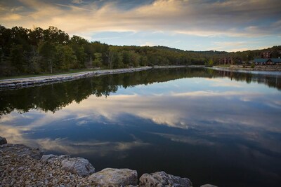 The Explorers Cabin 1 bed 1.5 bath near Branson & Silver Dollar City Sleeps 4