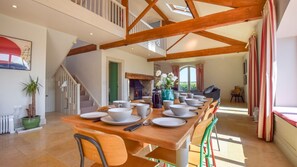 Dining area, Oldbury Barn, Bolthole Retreats