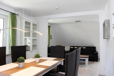 Ferienwohnung Olsberg mit Gartenterrasse, 100qm, 3 Schlafzimmer, max. 7 Personen-Essbereich - Wohnraum
