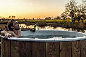 Outdoor spa tub