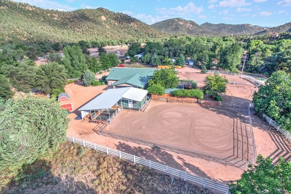 Your horse wants to stay in one of the 2 horse stalls that adjoin DIAMOND SPIRIT RANCH STUDIO GUEST HOUSE, our cozy mountain retreat.