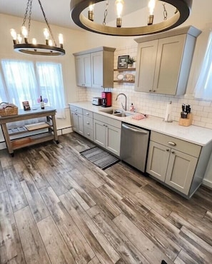 Beautiful modern kitchen, fully stocked 