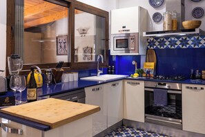 Fully equipped with friedge/freezer, teas & coffees, pots, pans, oils & spices