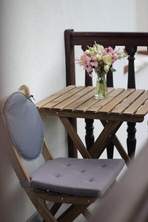 Gemütlich auf dem Balkon ausspannen