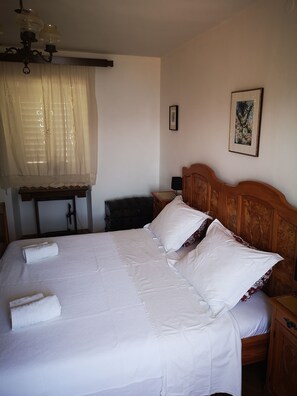 Master bedroom with kingsizebed