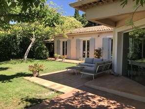 Terrasse avec coin salon de jardin