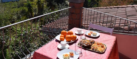 Enjoy a Sardinian breakfast or romantic dinner on the terrasse /
Terrazza