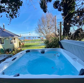Relaxing 7 person hot tub
