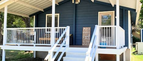 Room to park your boat on the property. Burnet County boat ramp 4 blocks away. 