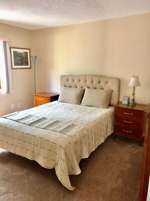 main bedroom - queen