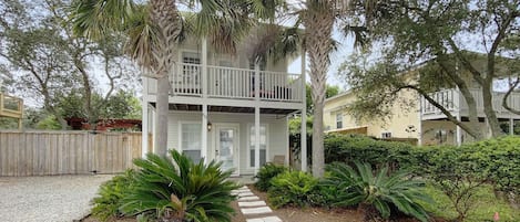 Sandy Toes | Front Exterior | Blue Mountain Beach