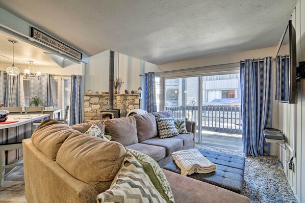 Mammoth Lakes Vacation Rental | 3BR | 1.5BA | Stairs Required | 1,000 Sq Ft