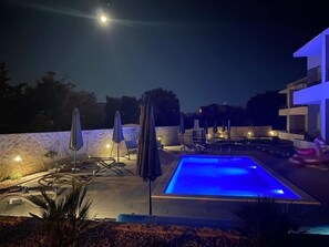 Fassade der Unterkunft – Abend/Nacht