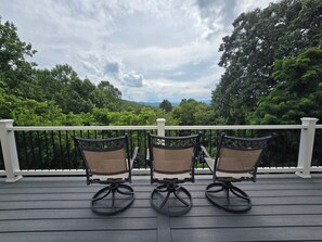 Gorgeous long range view. A perfect spot to start the day with a cup of coffee. 