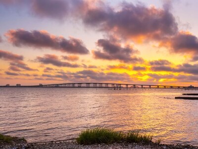 Lighthouse Cottage the perfect Ocean Springs location by restaurants & shopping!