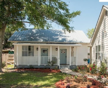 Lighthouse Cottage the perfect Ocean Springs location by restaurants & shopping!