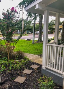 Lighthouse Cottage the perfect Ocean Springs location by restaurants & shopping!