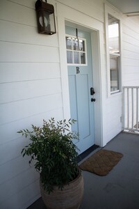 Lighthouse Cottage the perfect Ocean Springs location by restaurants & shopping!