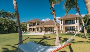 Arrecife 55 - Dramatic luxury villa with golf and ocean view (3500)