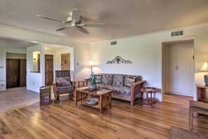 Living Room: Smart TV | Air Conditioning