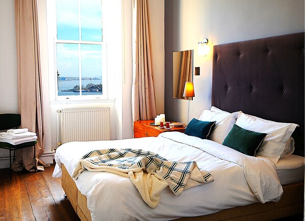 Spacious main bedroom with dimmable lighting, where you can wake up to breathtaking sea views and the majestic Topkapi Palace. Start your day with a perfect cup of coffee or tea, just the way you like it, while taking in the stunning scenery.