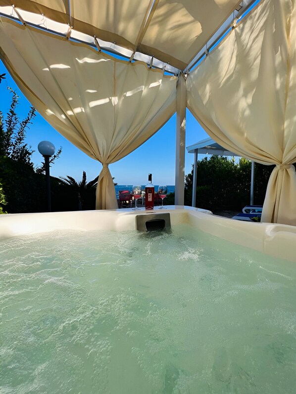 Outdoor spa tub
