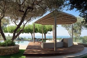 Iconic settings to relax while admiring the wonderful views.