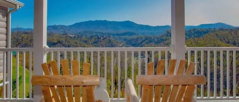 Want to escape to Gatlinburg? Stay here at 1 of the best views in Gatlinburg!