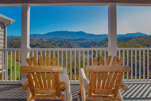 Want to escape to Gatlinburg? Stay here at 1 of the best views in Gatlinburg!