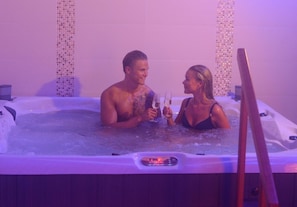Indoor spa tub