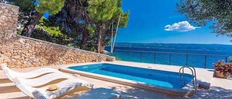 Neu! Strandvilla Casa Ahoi mit 2 Schlafzimmern, beheiztem Pool und herrlichem Meerblick